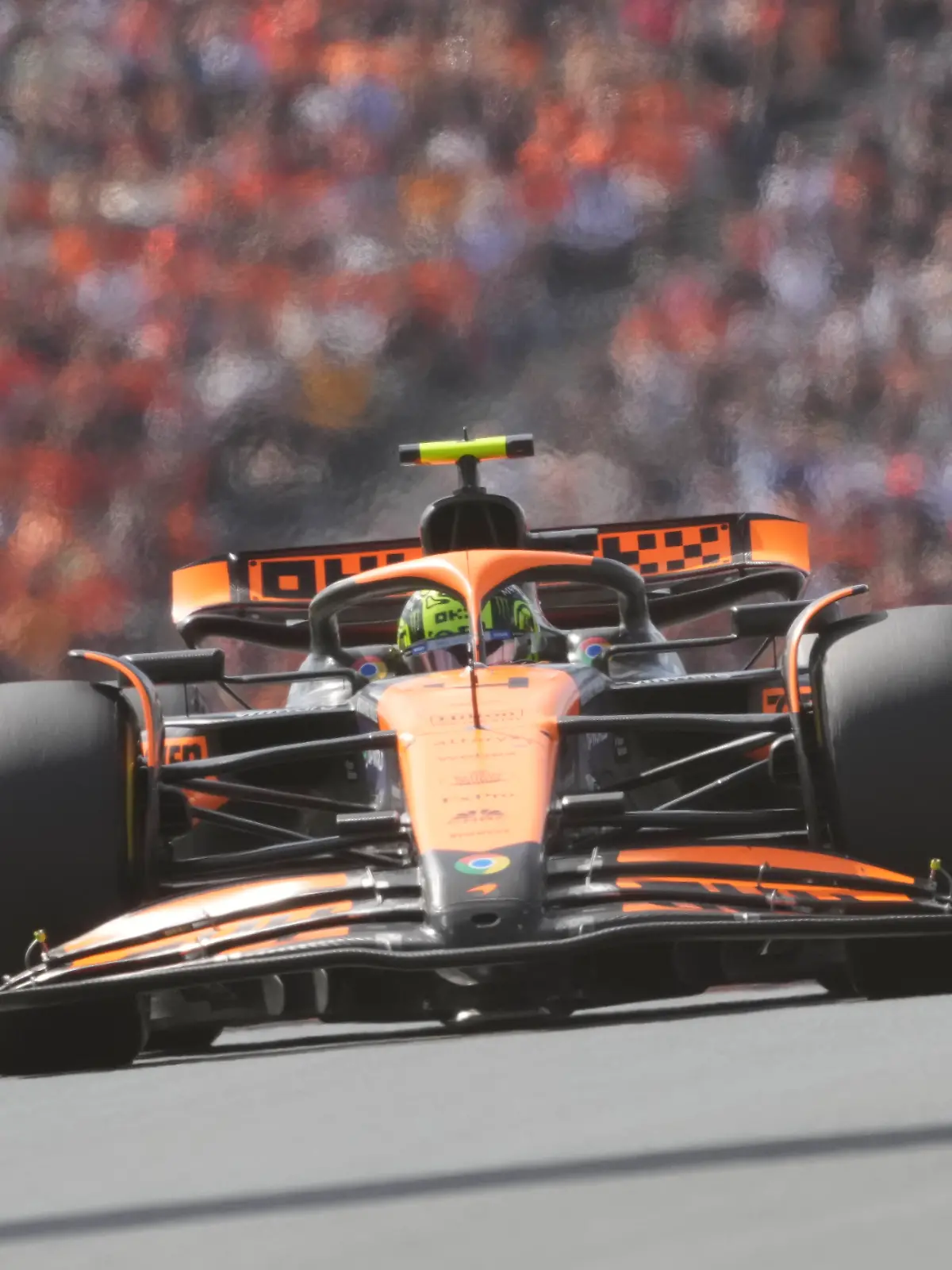 Der britische McLaren-Pilot Lando Norris steuert sein Auto während des Formel-1-Rennens zum Großen Preis der Niederlande auf der Rennstrecke von Zandvoort, Niederlande, Sonntag, 25. August 2024. (AP Photo/Peter Dejong)