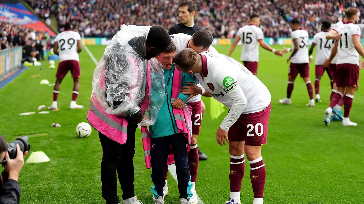 Jarrod Bowen (rechts) von West Ham United tröstet einen Balljungen, der beim Jubel von Fans unter einer Werbebande begraben wurde.