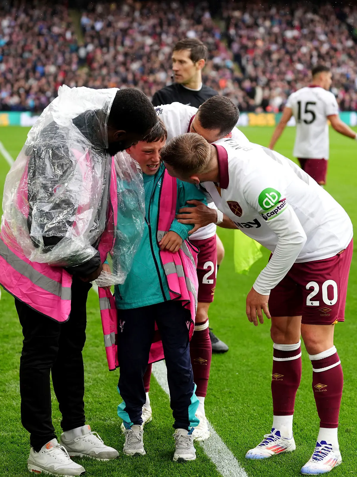 Jarrod Bowen (rechts) von West Ham United tröstet einen Balljungen, der beim Jubel von Fans unter einer Werbebande begraben wurde.