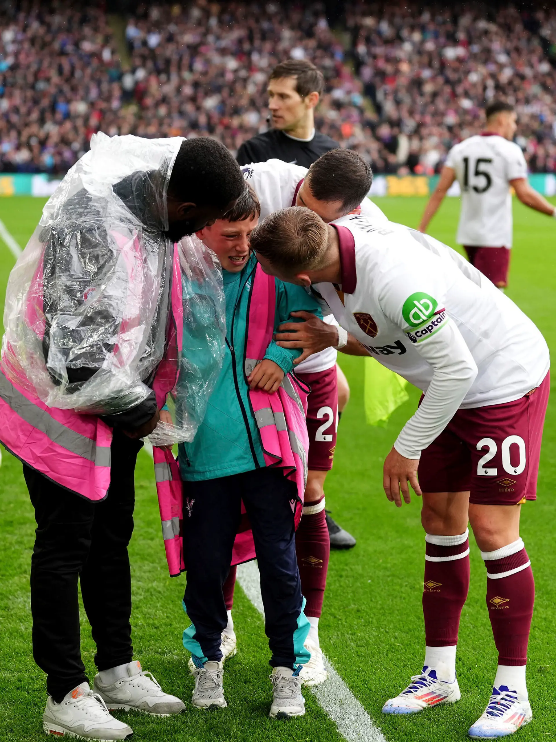Jarrod Bowen (rechts) von West Ham United tröstet einen Balljungen, der beim Jubel von Fans unter einer Werbebande begraben wurde.