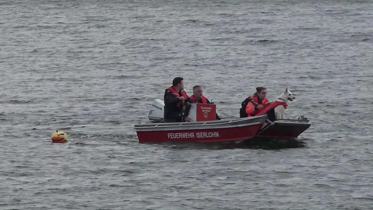 Ein Boot der Feuerwehr Iserlohn fährt mit einem Suchhund an Bord auf dem See.
