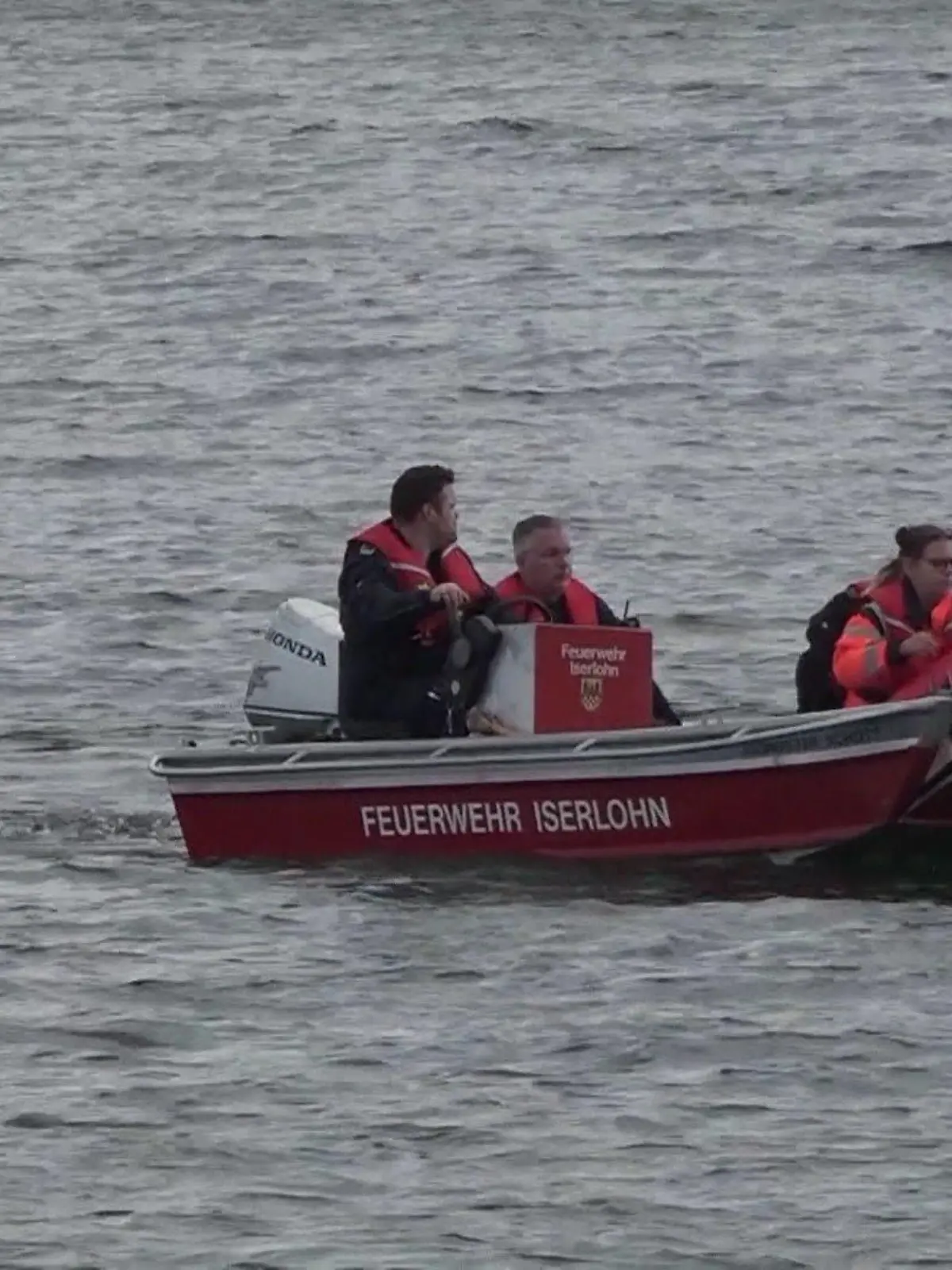 Ein Boot der Feuerwehr Iserlohn fährt mit einem Suchhund an Bord auf dem See.