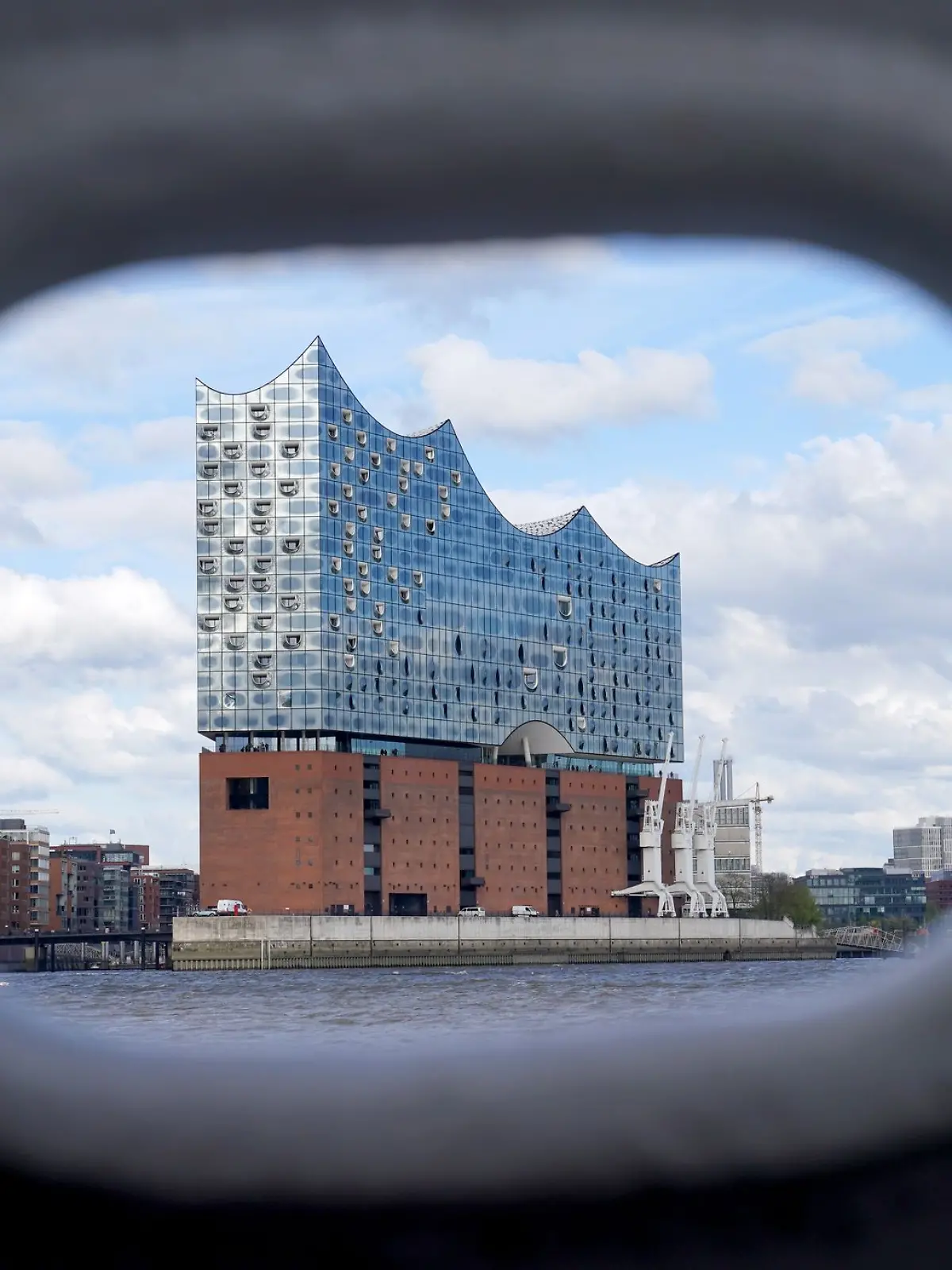 Wegen Rauchbildung musste am Sonntagabend (25. August) ein Konzert in der Elbphilharmonie abgebrochen werden. 