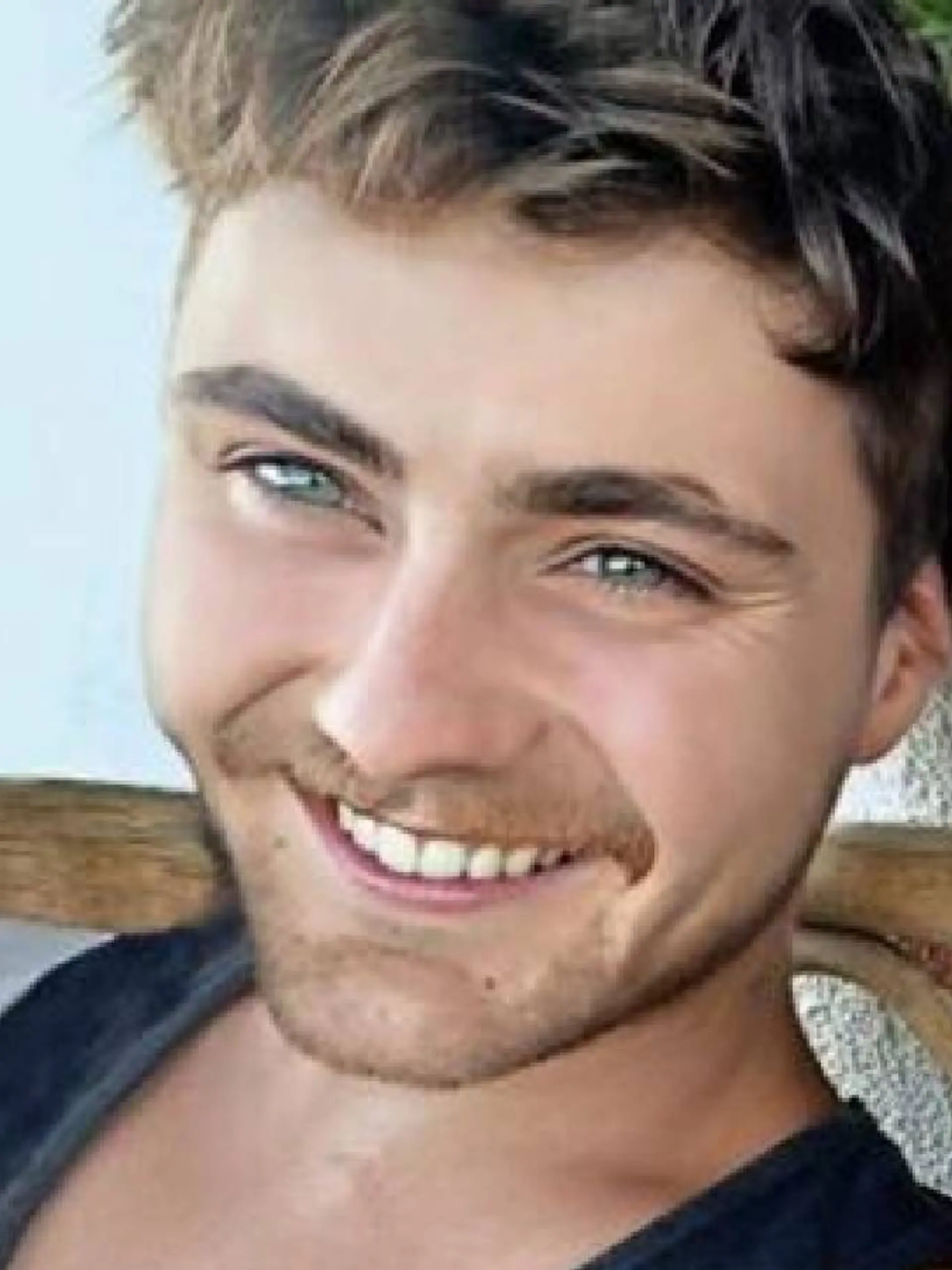 Der ungeklärte Tod von Aaron Engl schockiert Menschen über seine kleine Gemeinde hinaus. Bei seiner Trauerfeier verabschieden sich rund 2.000 Menschen von ihm. 
