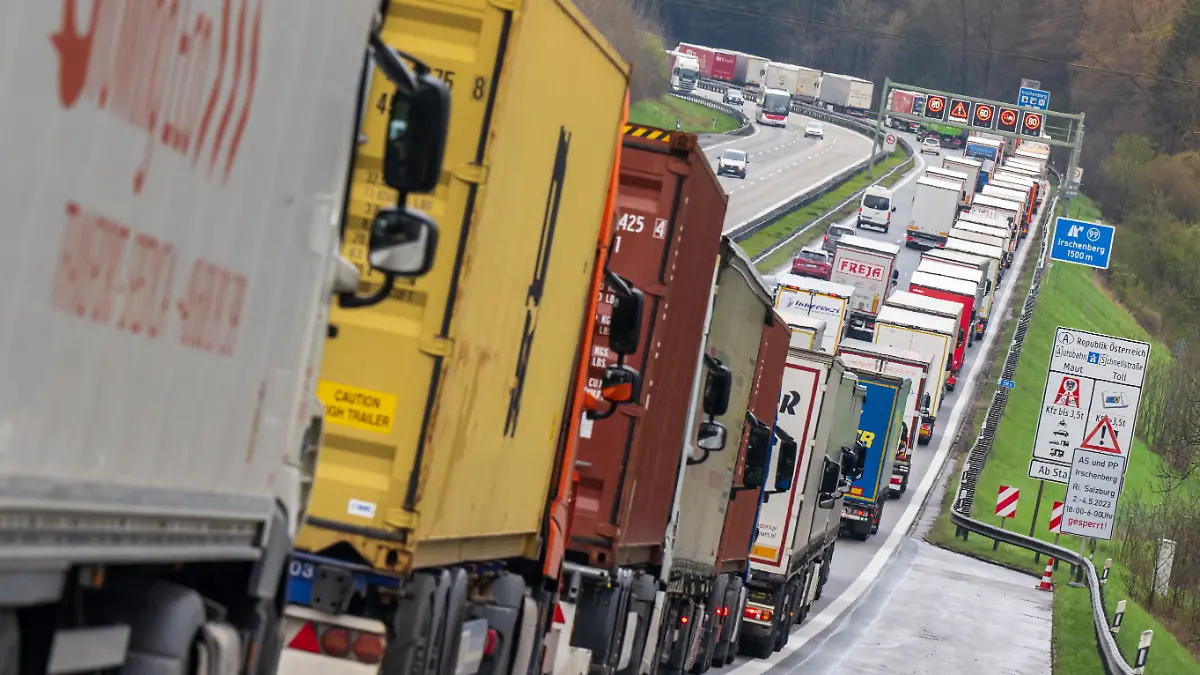 Ein Stau auf der Autobahn A8 Richtung Süden am Irschenberg