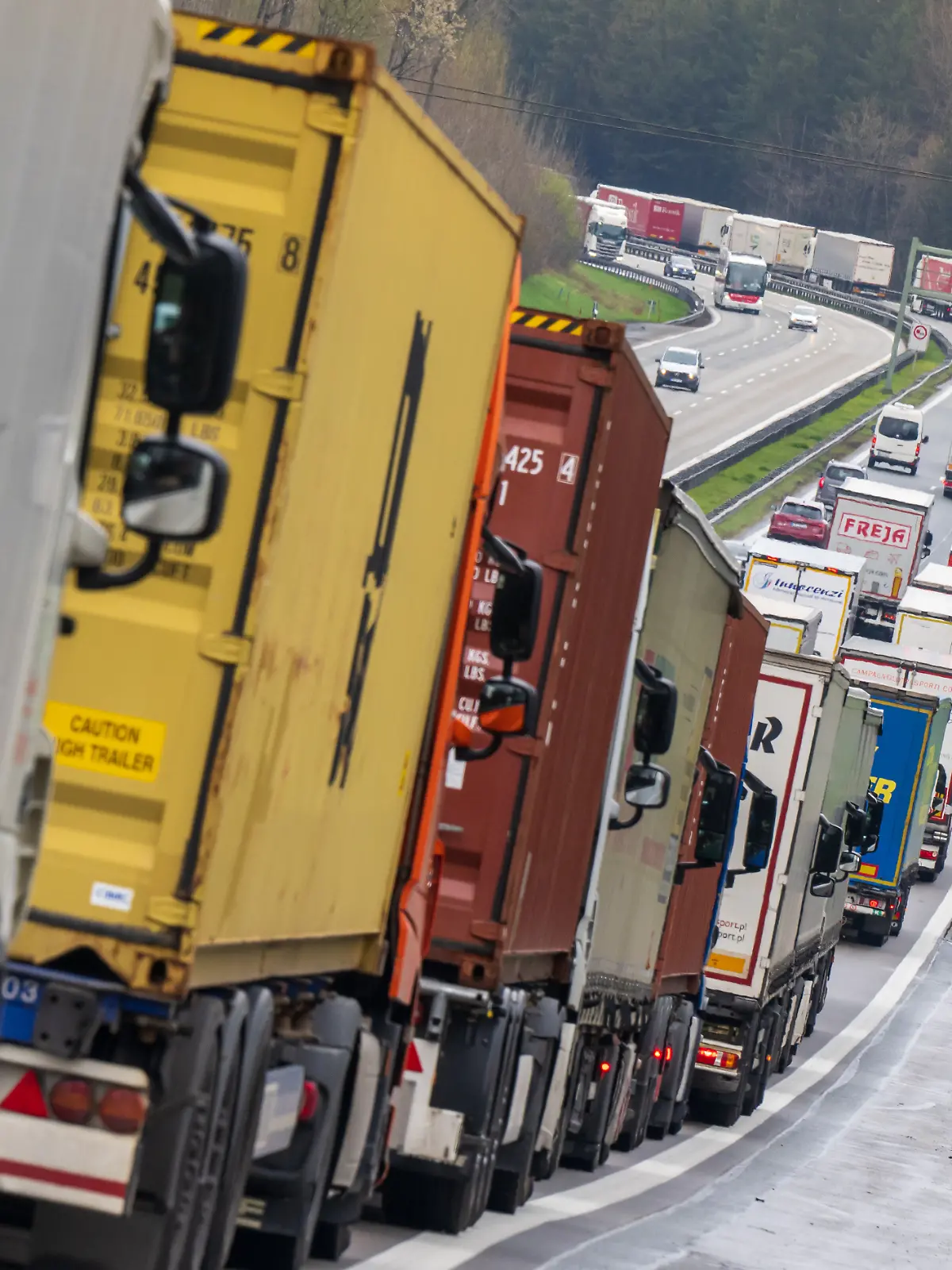Ein Stau auf der Autobahn A8 Richtung Süden am Irschenberg