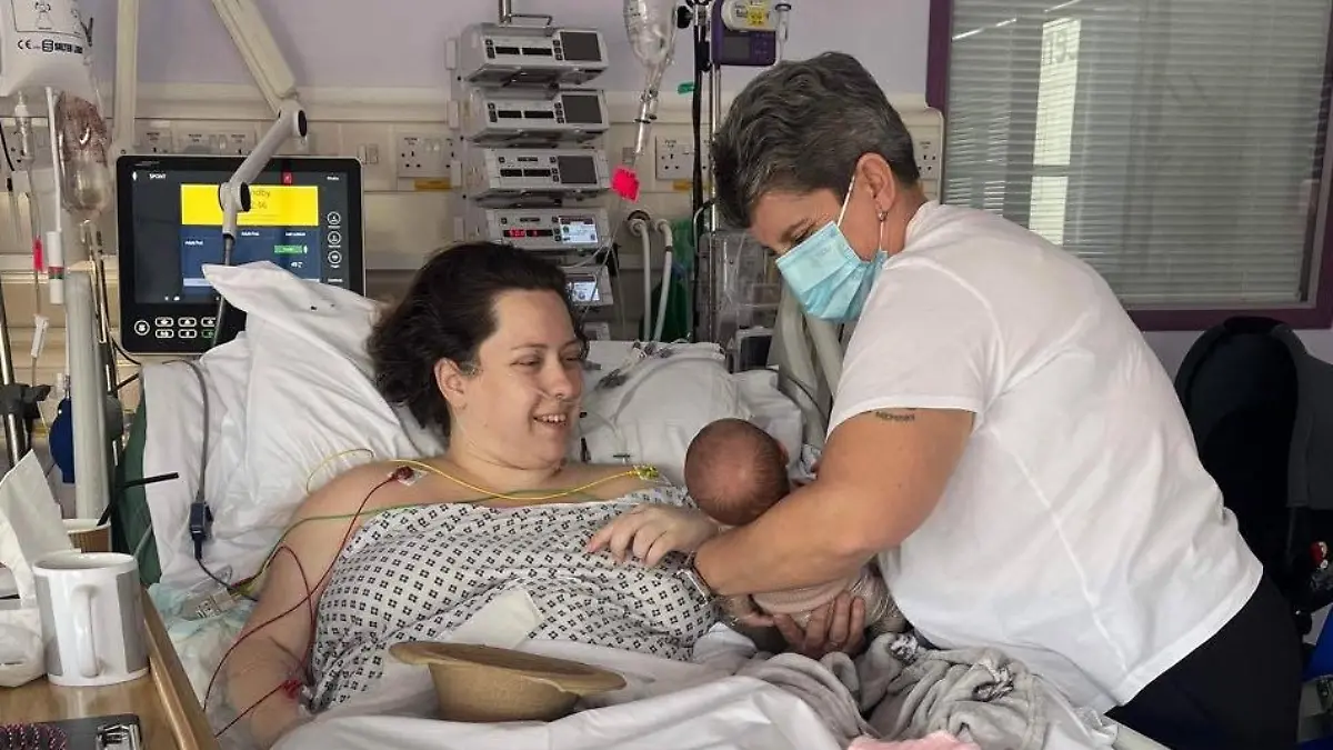 Britin Charleigh Boyne (28) im Krankenhaus mit ihrer Tochter im Krankenhaus.