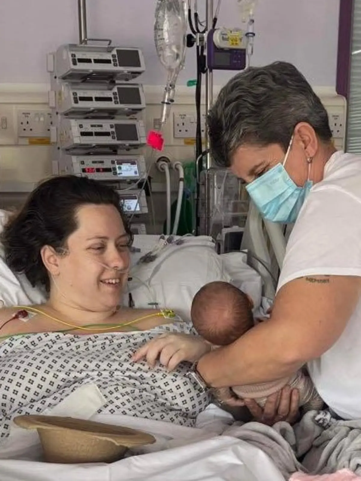 Britin Charleigh Boyne (28) im Krankenhaus mit ihrer Tochter im Krankenhaus. 