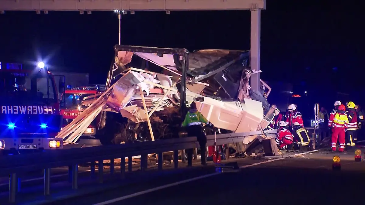 Zwei Lkw-Insassen sterben auf der A2 im Landkreis Schaumburg als der Lastwagen von der Fahrbahn abkommt und gegen einen Betonpfeiler kracht.