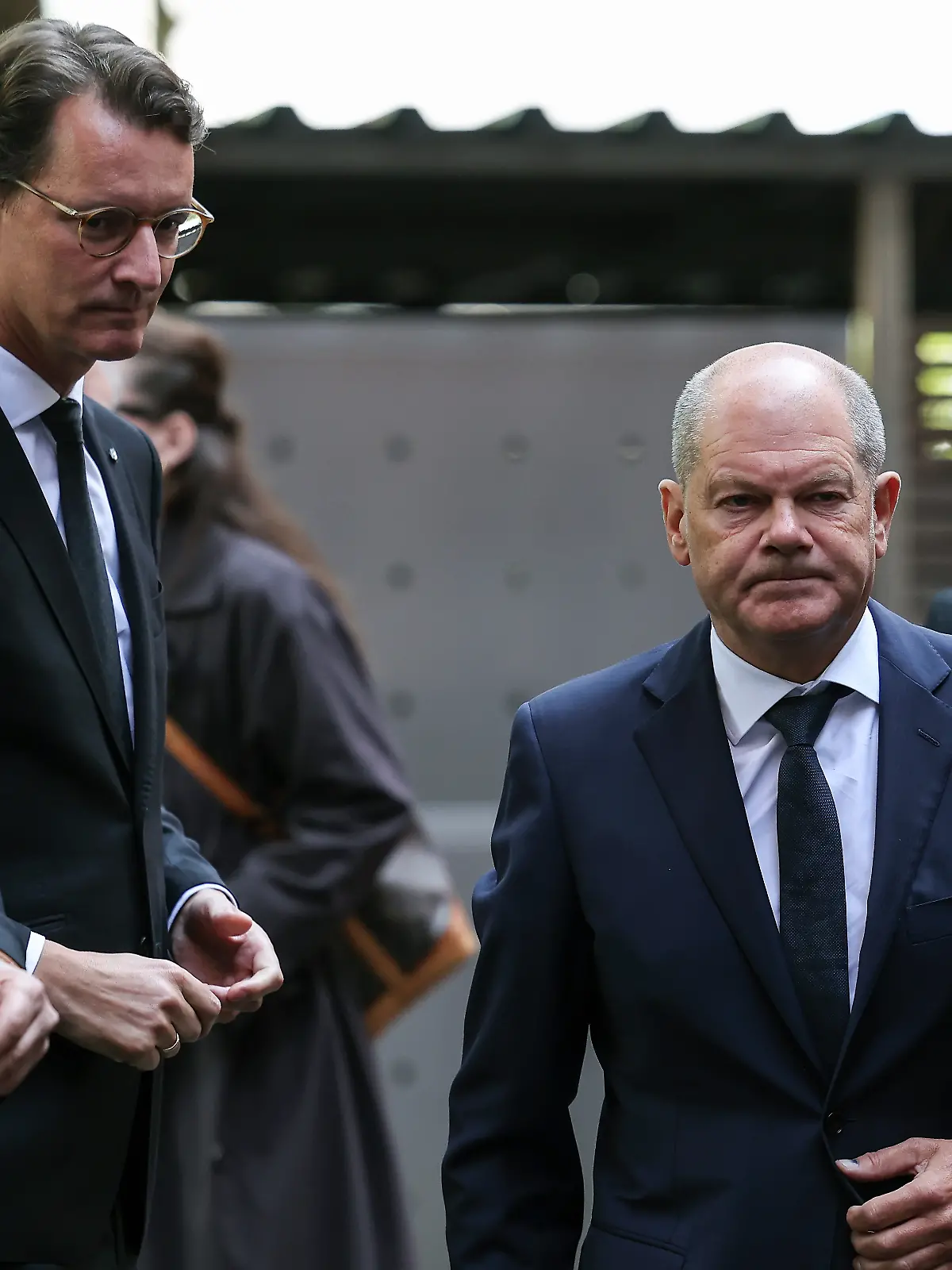 *** epa11565052 German Chancellor Olaf Scholz (2-R), North Rhine-Westphalia state premier Hendrik Wuest (2-L) and Solingen Major Tim Kurzbach (L) arrive at the town hall in Solingen, Germany, 26 August 2024. A man stabbed passers-by at random with a knife during the city festival in Solingen on 23 August evening. Three people have been killed and eight others injured, five of them seriously, in the knife attack, police said. 