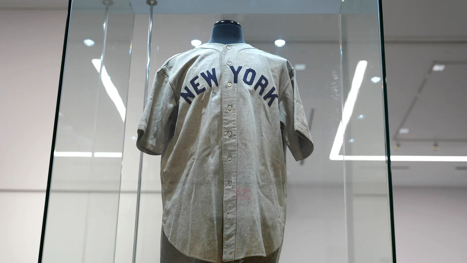 Ein Trikot von Babe Ruth ist bei einer Online-Auktion für eine Rekordsumme verkauft worden.