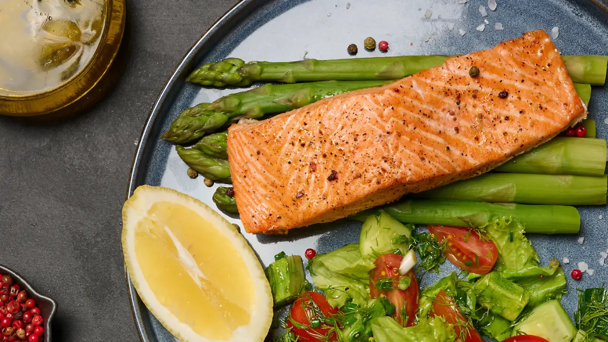 Lachs schmeckt nicht nur lecker, sondern liefert auch viele wertvolle Omega-3-Fettsäuren.