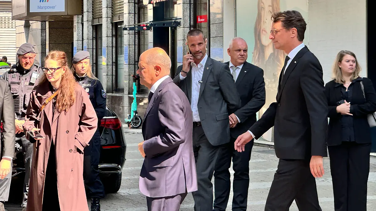 Olaf Scholz (SPD) und Hendrik Wüst (CDU) auf dem Weg zu ihrem Statement in Solingen.