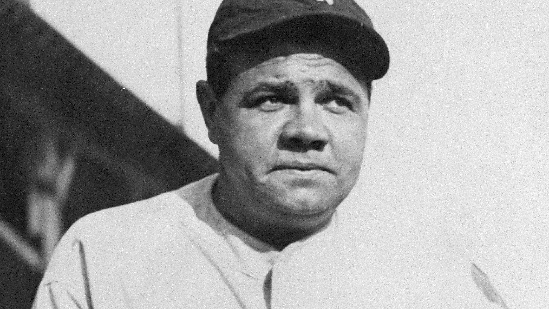 Ein Trikot von Babe Ruth ist bei einer Online-Auktion für eine Rekordsumme verkauft worden.