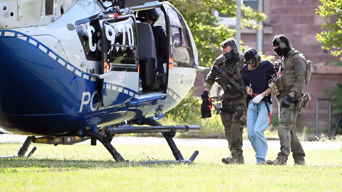 Der Tatverdächtige wurde am Sonntagnachmittag zu einem Hubschrauber gebracht und zurück nach NRW geflogen.
