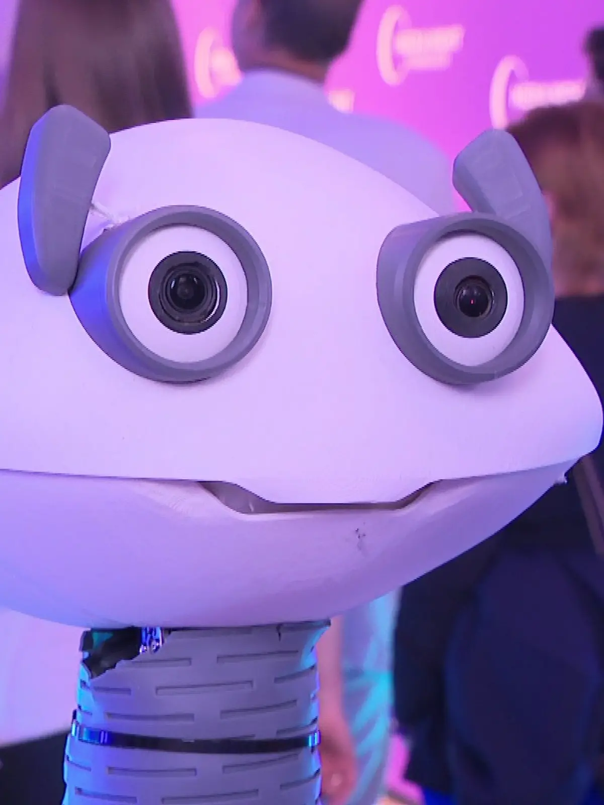 Ein Roboter spricht mit den Gästen der Media Night 2024 in Hannover
