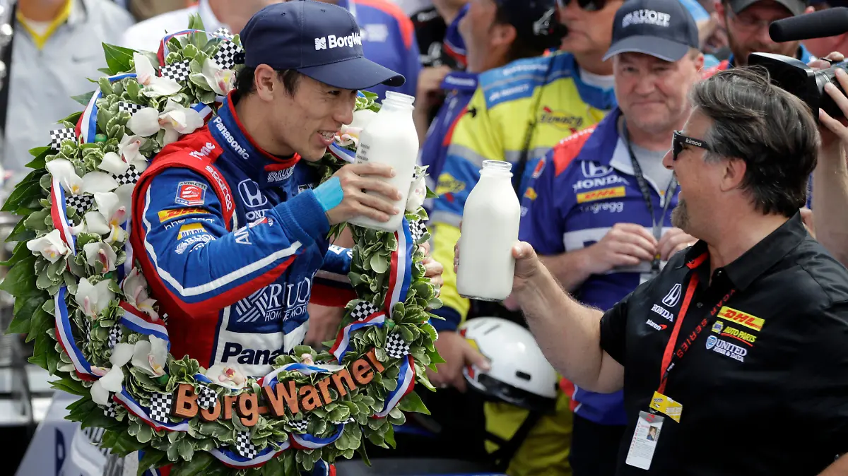 ARCHIV - 28.05.2017, USA, Indianapolis: Takuma Sato (l) aus Japan prostet mit einer Flasche Milch Rennwagenbesitzer Michael Andretti nach dem Sieg bei den 500 Meilen von Indianapolis 2017 zu. Andretti will 2024 mit einem eigenen Team in die Formel 1 einsteigen (zu dpa «Andretti-Sohn kämpft weiter um eigenes Formel-1-Team») Foto: Darron Cummings/AP/dpa +++ dpa-Bildfunk +++