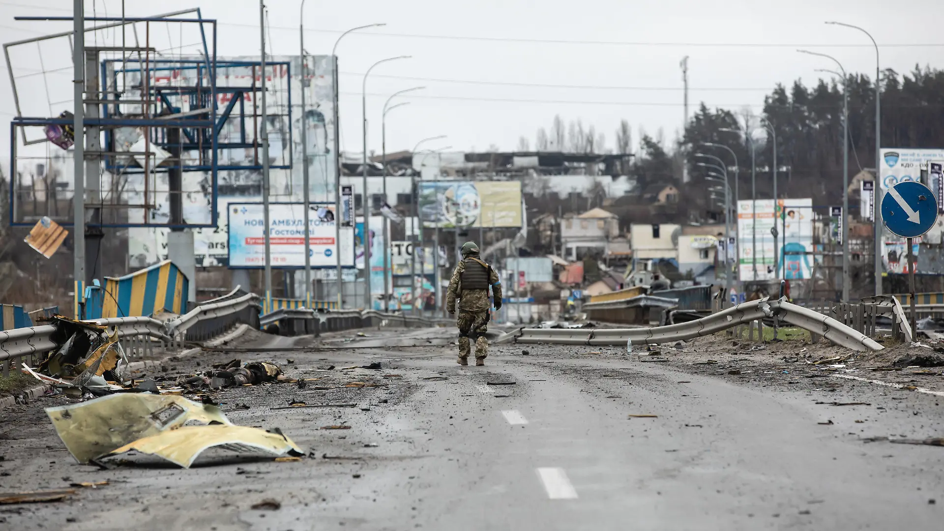 02.04.2022, Ukraine, Bucha: Ein ukrainischer Soldat geht entlang von Leichen auf einer zerstörten Straße. Fast 300 Zivilisten wurden entlang der Straße Butscha, einer Pendlerstadt außerhalb der Hauptstadt, getötet. Die meisten Opfer versuchten, den Fluss Buchanka zu überqueren, um in das ukrainisch kontrollierte Gebiet zu gelangen, und wurden dabei getötet. Russland ist am 24. Februar 2022 in die Ukraine einmarschiert und hat damit den größten Militärangriff in Europa seit dem Zweiten Weltkrieg ausgelöst. Foto: Mykhaylo Palinchak/SOPA Images via ZUMA Press Wire/dpa +++ dpa-Bildfunk +++