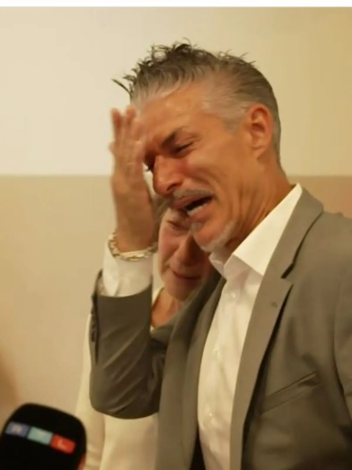 Chris Töpperwien weint vor dem RTL-Mikro