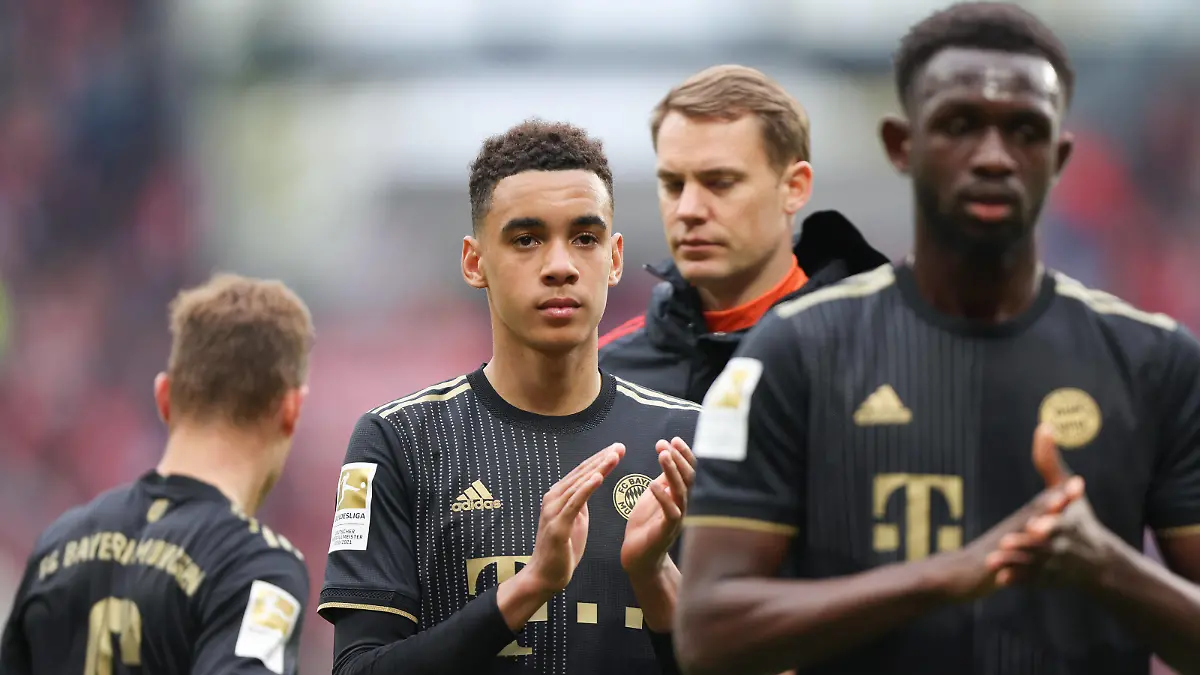 1. FSV Mainz 05 - FC Bayern München, 1. FBL Jamal Musiala Bayern München, 42 und seine Mitspieler sind nach dem Schlusspfiff enttäuscht. Bundesligaspiel zwischen dem 1. FSV Mainz 05 und dem FC Bayern München am 30. April 2022 in der Mewa Arena in Mainz. Nach Vorgaben der DFL, Deutsche Fußball Liga, ist es untersagt, in dem Stadion und/oder vom Spiel angefertigte Fotoaufnahmen in Form von Sequenzbildern und/oder videoähnlichen Fotostrecken zu verwerten bzw. verwerten zu lassen., Mainz Rheinland-Pfalz Deutschland Mewa Arena *** 1 FSV Mainz 05 FC Bayern Munich, 1 FBL Jamal Musiala Bayern Munich, 42 and his teammates are disappointed after the final whistle Bundesliga match between the 1 FSV Mainz 05 and FC Bayern Munich on 30 April 2022 at the Mewa Arena in Mainz According to specifications of the DFL, German Football League, it is prohibited in the stadium and or from the game made photographs in the form of sequence images and or video-like photo series to exploit or to let exploit , Mainz Rhineland Palatinate Germany Mewa Arena