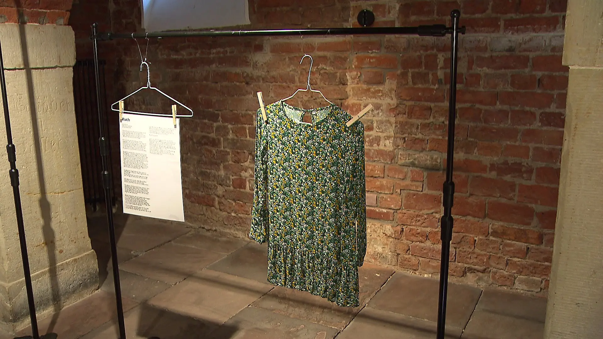 Die erst sechsjährige Ruth trug ein Blümchenkleid.