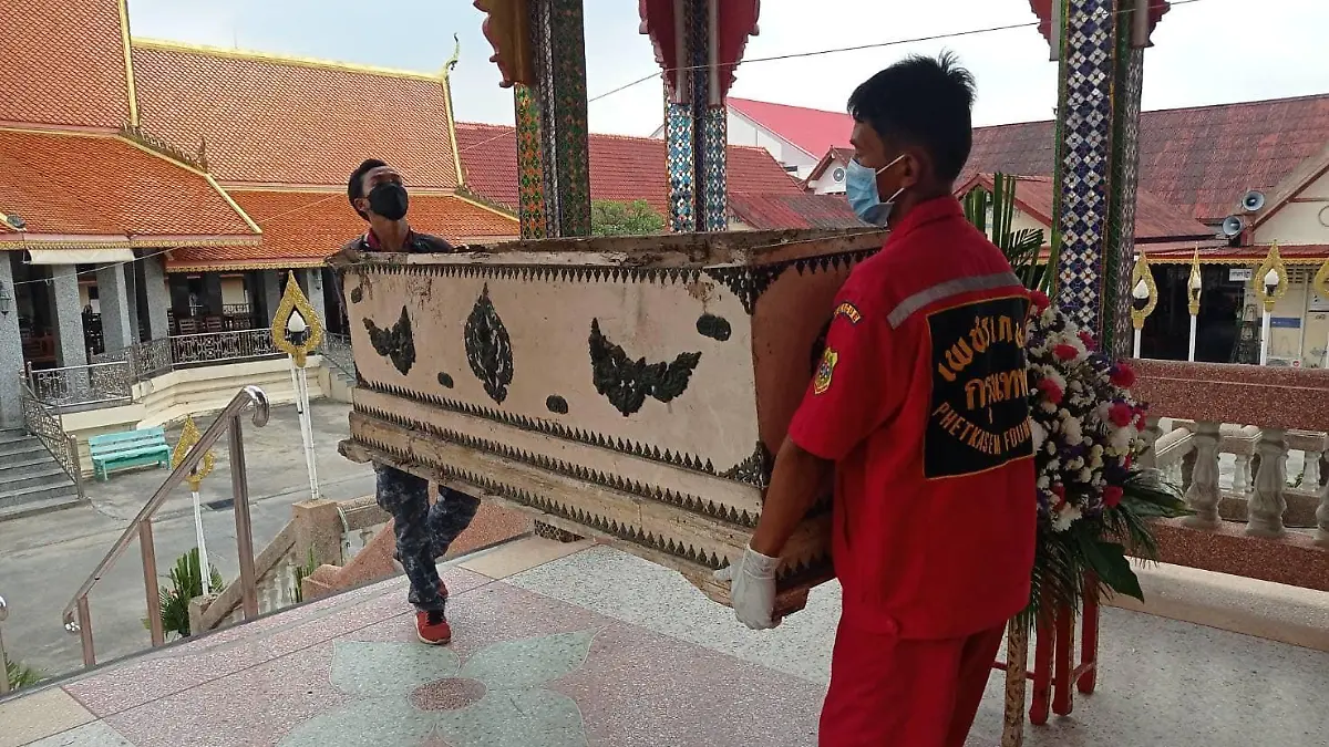 Sarg von Charn Janwatchakal aus Bangkok wird getragen