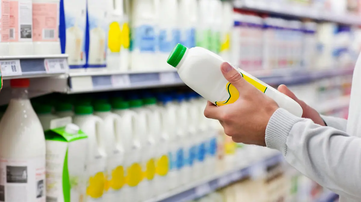 Milchregal im Supermarkt
