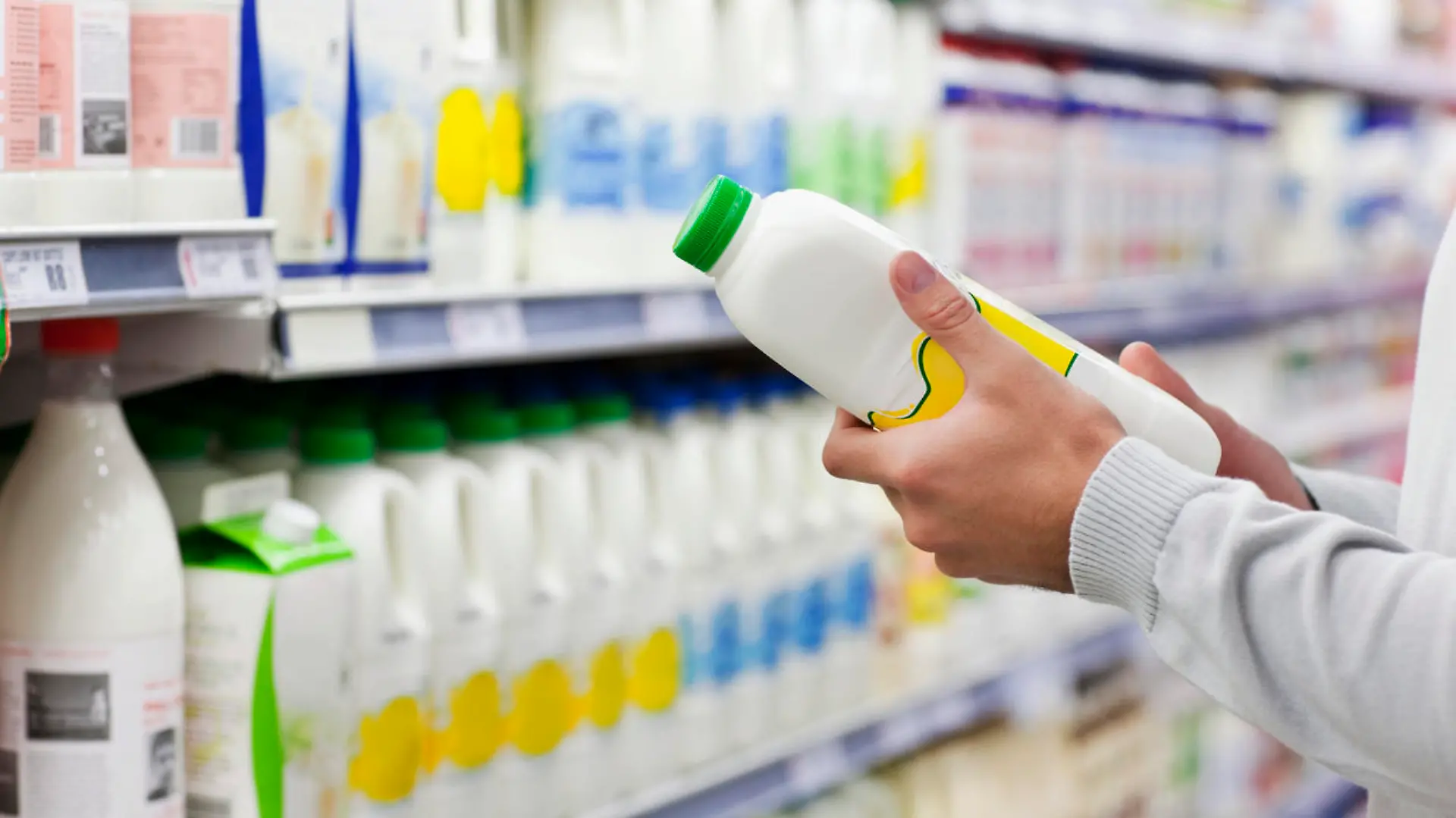 Milchregal im Supermarkt