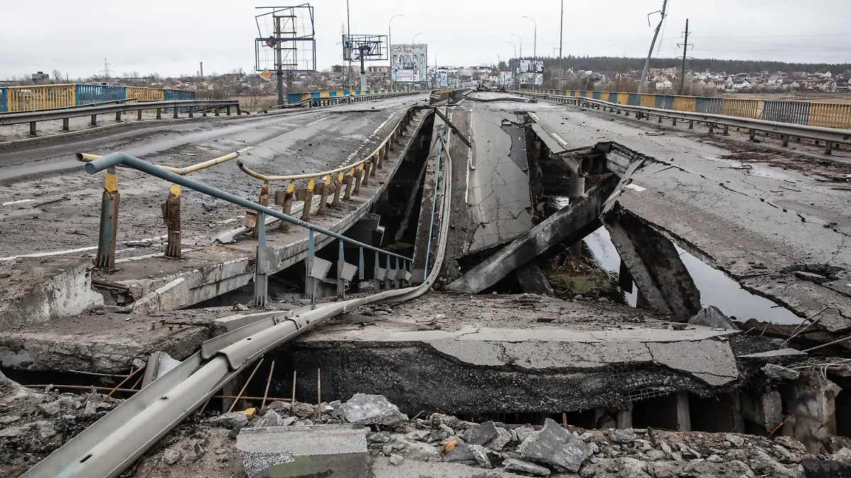 02.04.2022, Ukraine, Butscha: Die durch die Bombardierung zerstörte Brücke auf der Autobahn. Fast 300 Zivilisten wurden entlang der Straße in Butscha, einer Pendlerstadt außerhalb der Hauptstadt, getötet. Die meisten Opfer versuchten, den Fluss Buchanka zu überqueren, um in das ukrainisch kontrollierte Gebiet zu gelangen, und wurden dabei getötet. Russland ist am 24. Februar 2022 in die Ukraine einmarschiert und hat damit den größten Militärangriff in Europa seit dem Zweiten Weltkrieg ausgelöst. Foto: Mykhaylo Palinchak/SOPA Images via ZUMA Press Wire/dpa +++ dpa-Bildfunk +++