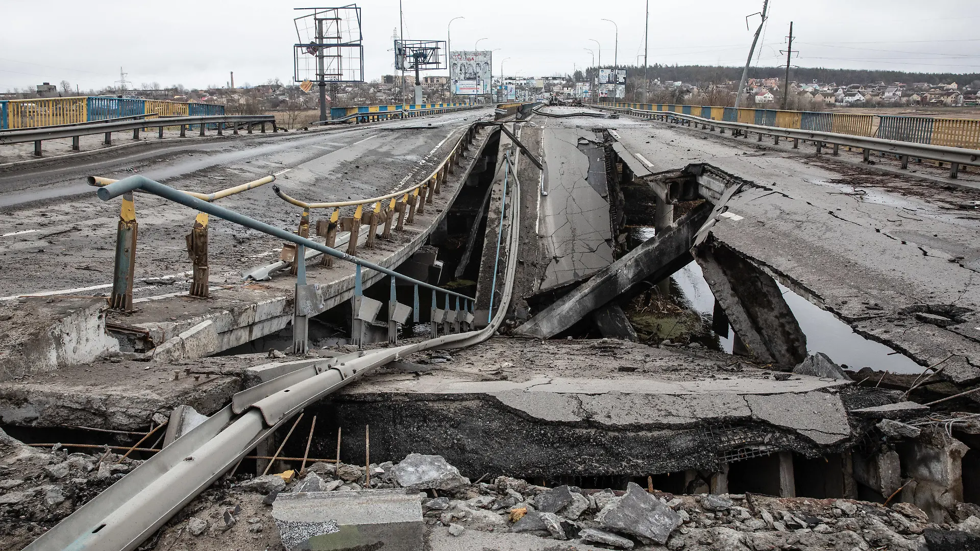 02.04.2022, Ukraine, Butscha: Die durch die Bombardierung zerstörte Brücke auf der Autobahn. Fast 300 Zivilisten wurden entlang der Straße in Butscha, einer Pendlerstadt außerhalb der Hauptstadt, getötet. Die meisten Opfer versuchten, den Fluss Buchanka zu überqueren, um in das ukrainisch kontrollierte Gebiet zu gelangen, und wurden dabei getötet. Russland ist am 24. Februar 2022 in die Ukraine einmarschiert und hat damit den größten Militärangriff in Europa seit dem Zweiten Weltkrieg ausgelöst. Foto: Mykhaylo Palinchak/SOPA Images via ZUMA Press Wire/dpa +++ dpa-Bildfunk +++