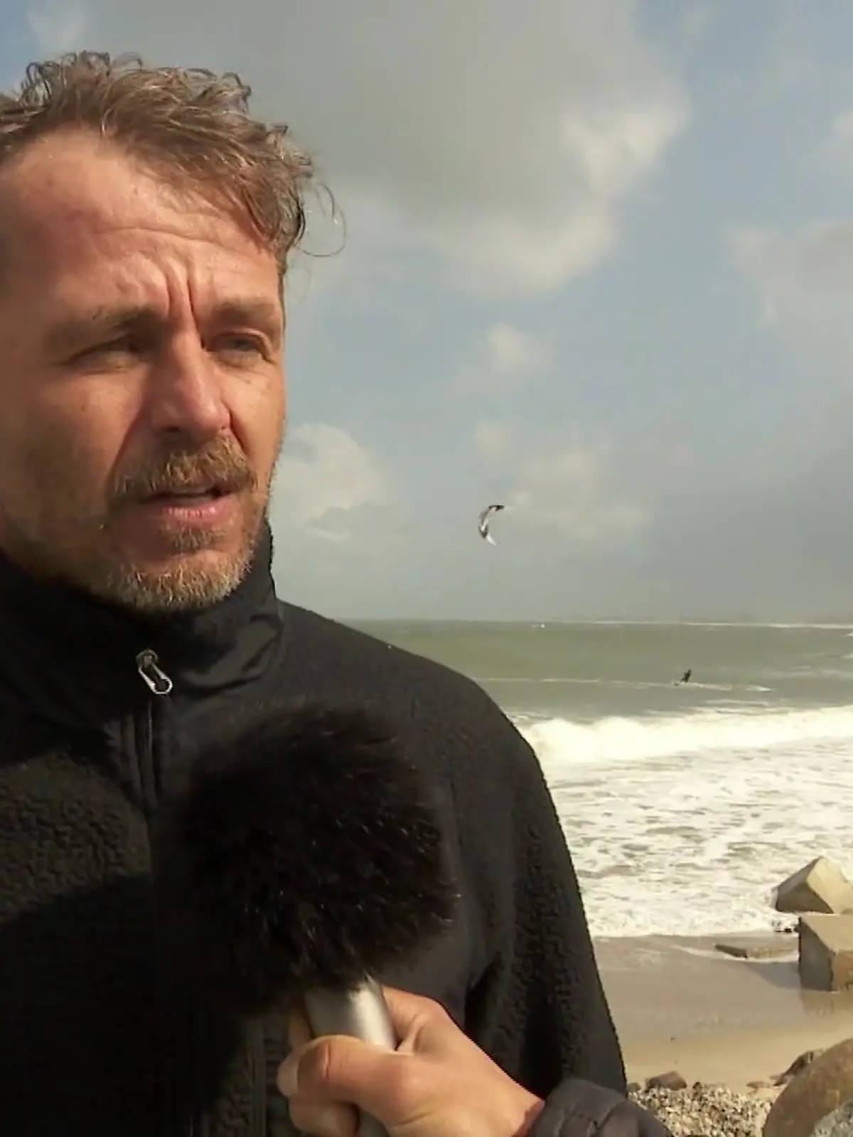 Der deutsche Tourist Henning Nockel buddelt nach den zwei verschütteten Jungs.