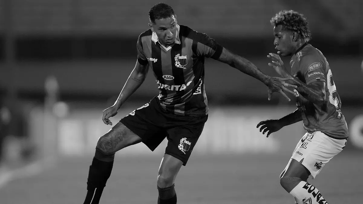 Große Sorge um Juan Izquierdo (l).