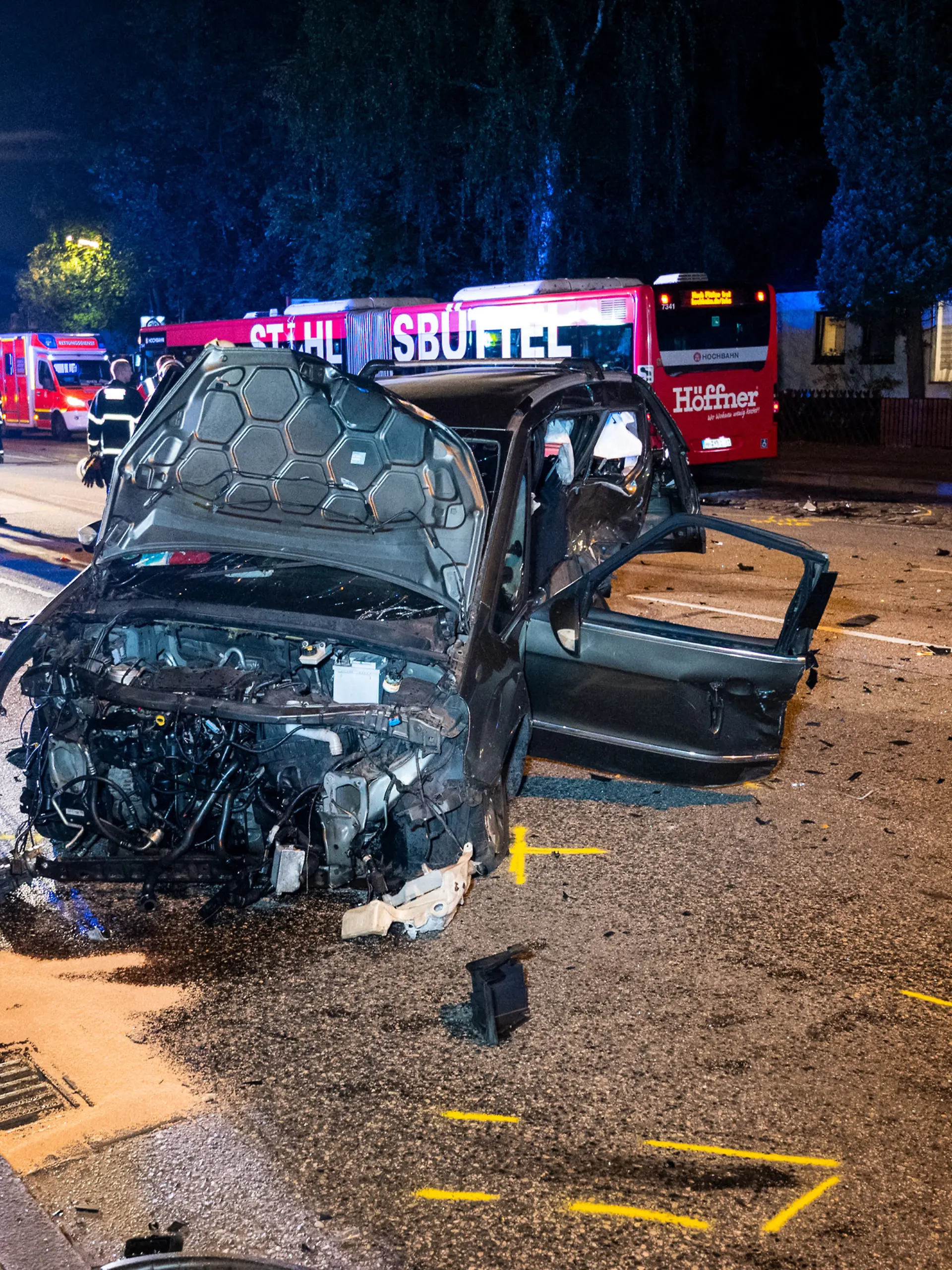 Bei einem schweren Verkehrsunfall in Hamburg-Billstedt haben sich acht Menschen verletzt, darunter zwei kleine Kinder.