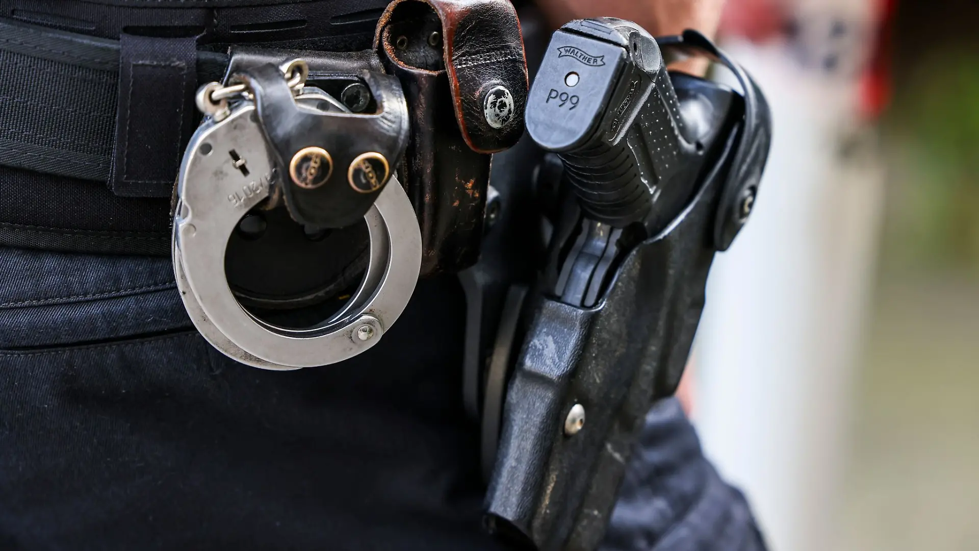 Waffenverbotszonen und schärfere Gesetze alleine helfen der Deutschen Polizeigewerkschaft zufolge nicht. (Symbolbild)