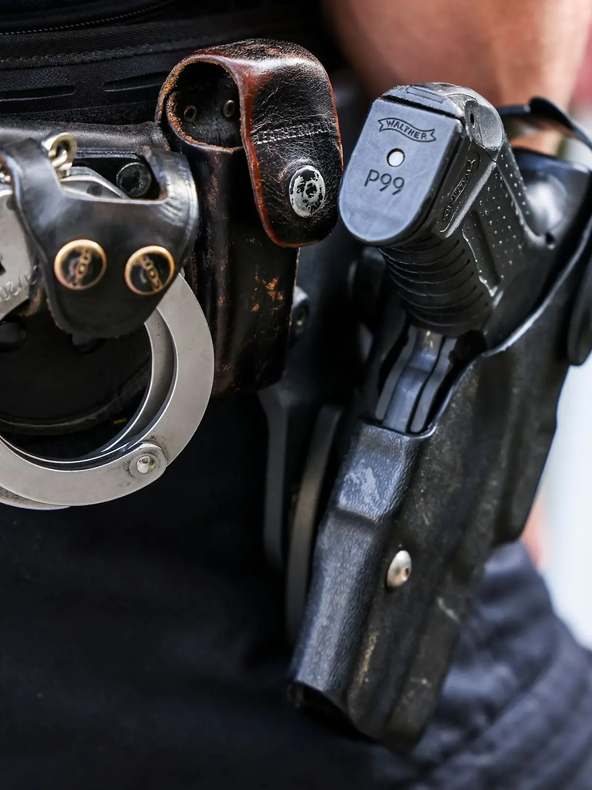 Bild zu: "Mann greift Polizisten mit Hammer an "
