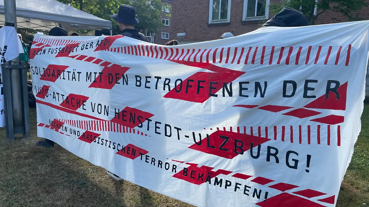 Knapp 100 Menschen demonstrierten zum Prozessstart vor dem Gerichtsgebäude in Henstedt-Ulzburg.