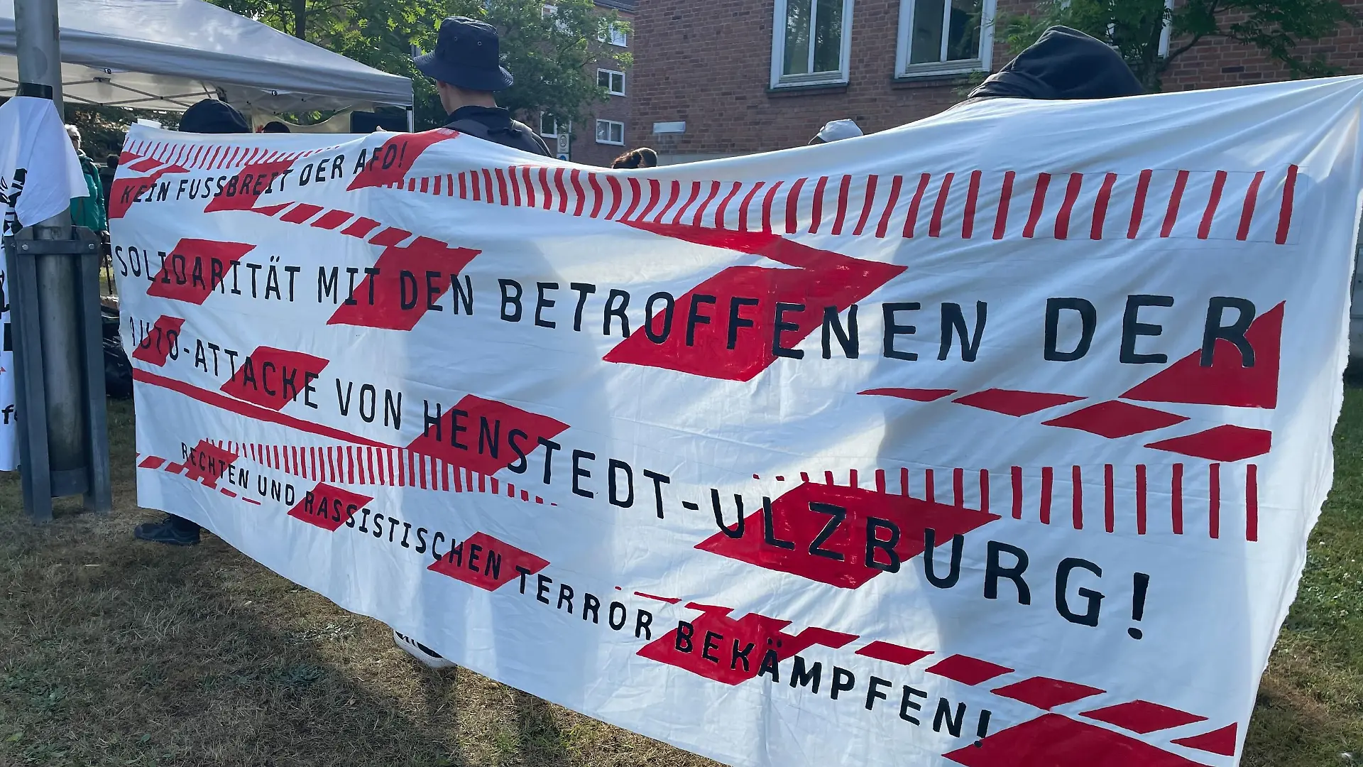 Knapp 100 Menschen demonstrierten zum Prozessstart vor dem Gerichtsgebäude in Henstedt-Ulzburg.