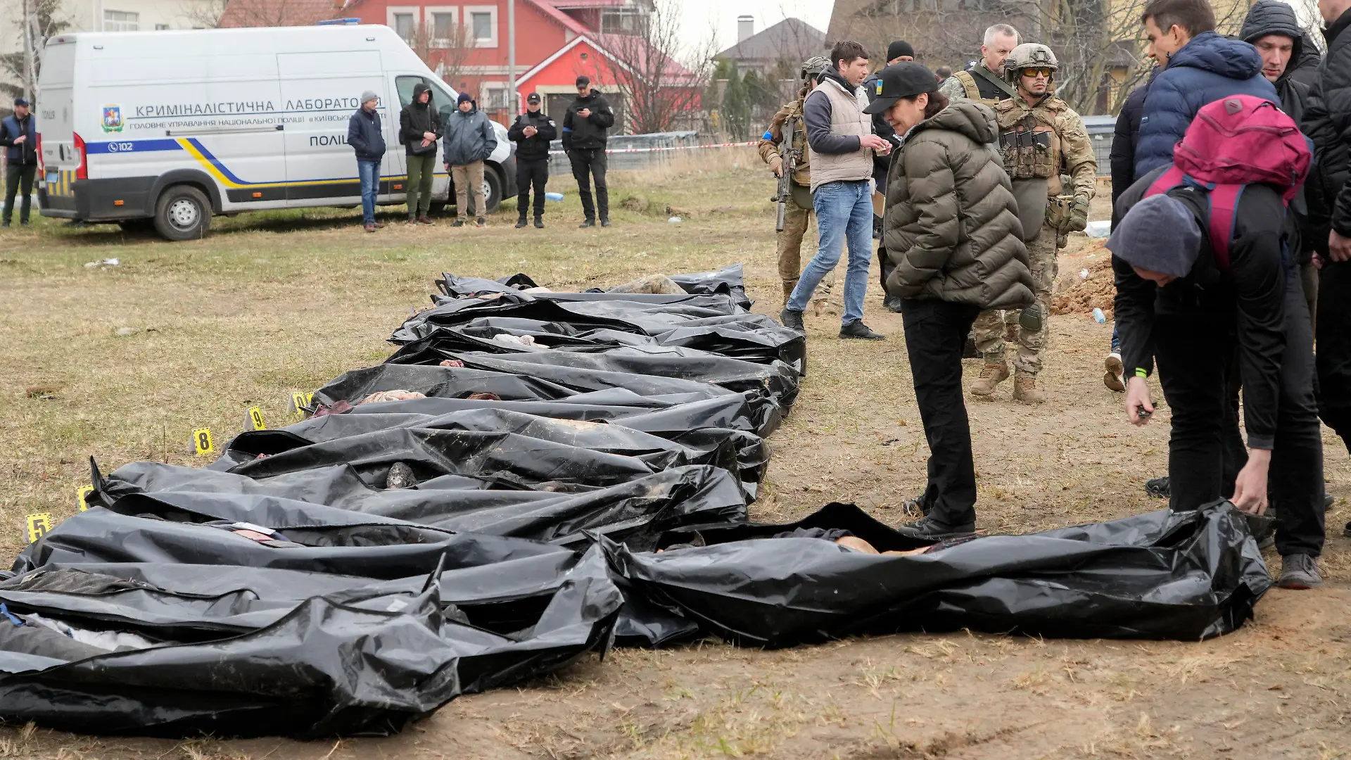 ARCHIV - 08.04.2022, Ukraine, Butscha: Iryna Wenediktowa (M), Generalstaatsanwältin der Ukraine, betrachtet exhumierte Leichen aus einem Massengrab. Sie steht an vorderster Front in einem weltweiten juristischen Kampf, um Russland zur Rechenschaft zu ziehen. Ihr Büro hat über 8.000 strafrechtliche Ermittlungen im Zusammenhang mit dem Krieg eingeleitet und über 500 Verdächtige identifiziert. Foto: Efrem Lukatsky/AP/dpa +++ dpa-Bildfunk +++