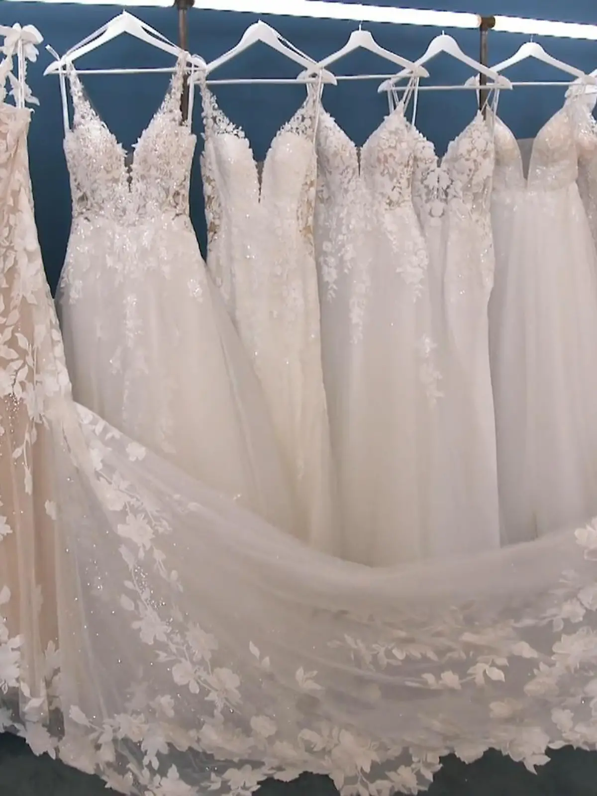 Bild zu: "Uwes Kleider für Braut Sarah"