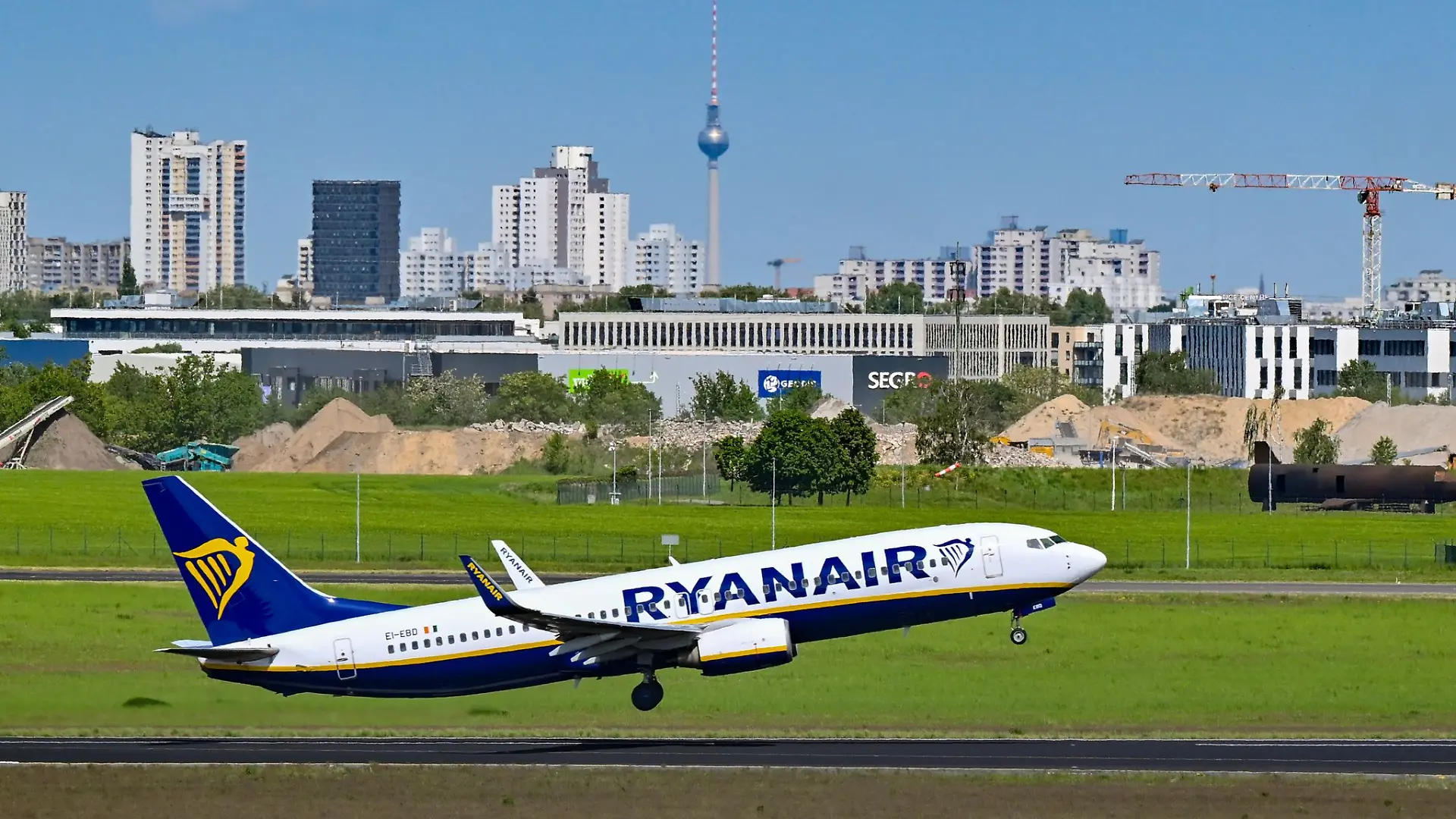 Fliegen bald seltener vom BER: Flugzeuge von Ryanair. (Archivbild)