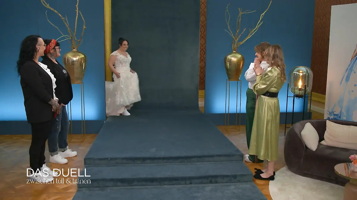 Bettina muss sich zwischen sechs Kleidern entscheiden Doch keine Prinzessin?