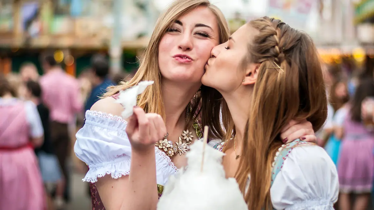 Zwei Frauen auf dem Oktoberfest