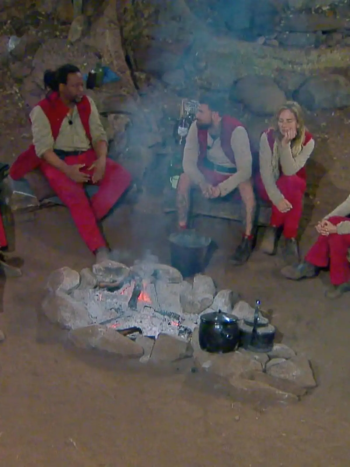 Die Camper haben sich um das Lagerfeuer versammelt.