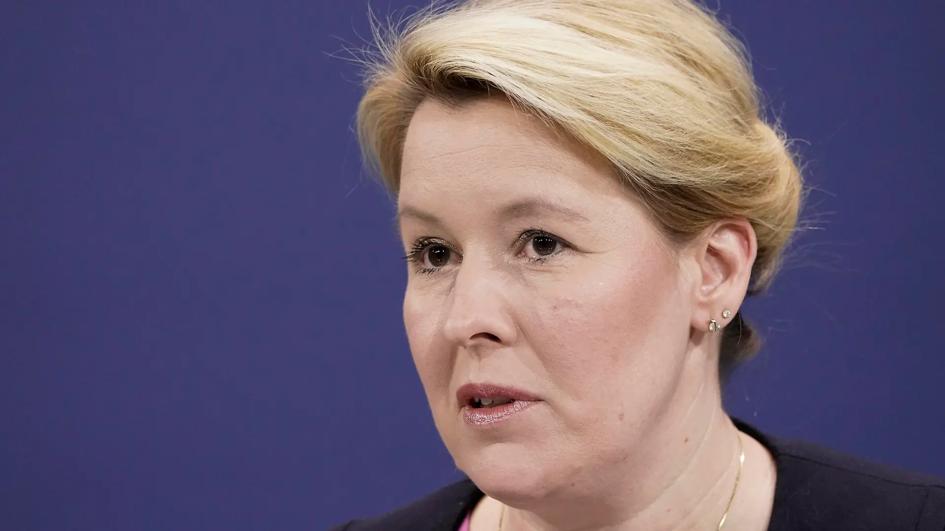Pressekonferenz im Anschluss an die Ministerpraesidentenkonferenz im Kanzleramt Aktuell, 07.04.2022, Berlin, Die regierenden Buergermeisterin von Berlin Franziska Giffey im Portrait bei der Pressekonferenz im Anschluss an die Beratung mit den Regierungschefinnen und Regierungschefs der Laender zur aktuellen Lage der Corona-Pandemie im Kanzleramt in Berlin Berlin Berlin Deutschland *** Press conference following the Ministerpraesidentenkonferenz in the Chancellery Current, 07 04 2022, Berlin, The ruling mayor of Berlin Franziska Giffey in portrait at the press conference following the consultation with the heads of government of the states on the current situation of the Corona pandemic in the Chancellery in Berlin Berlin Germany