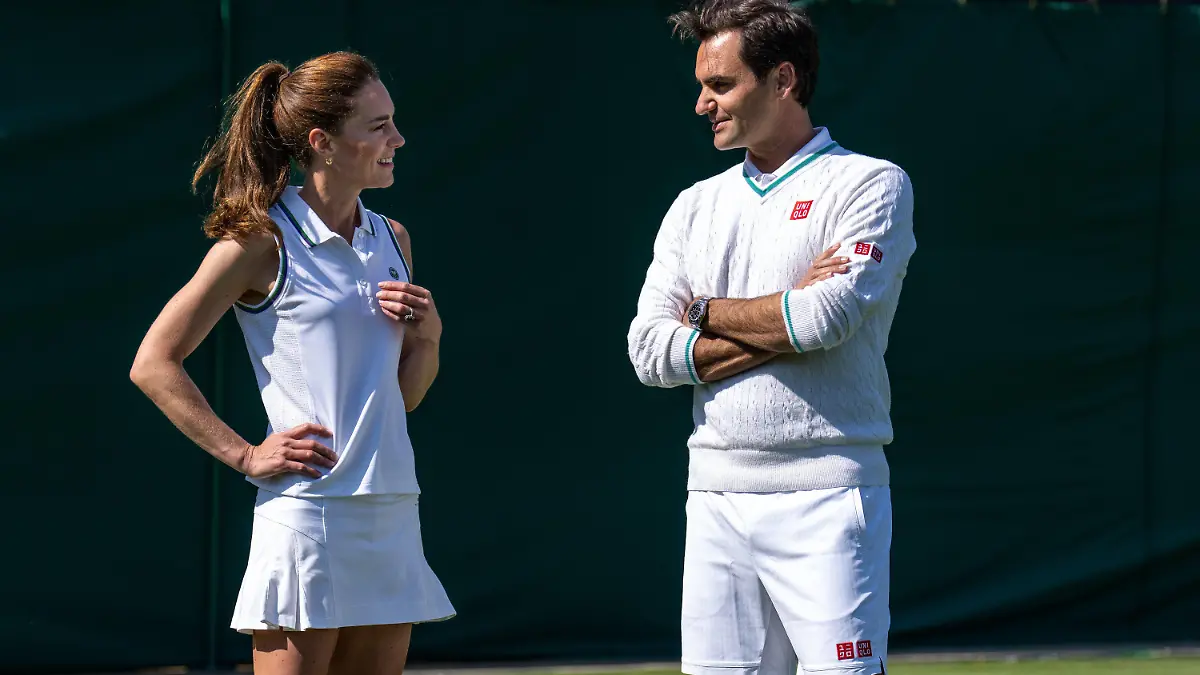 HANDOUT - 24.06.2023, Großbritannien, London: Dieses undatierte vom Kensington Palace herausgegebenes Foto zeigt Kate (M,l), Prinzessin von Wales, und Roger Federer (M,r), Tennis-Profi aus der Schweiz und achtfacher Wimbledon-Sieger, im Gespräch auf dem Tennisplatz während die Prinzessin im All England Lawn Tennis Club in Wimbledon einen Blick hinter die Kulissen der Arbeit der Balljungen und Ballmädchen wirft. Foto: Aeltc/Thomas Lovelock/Kensington Palace/PA Media/dpa - ACHTUNG: Nur zur redaktionellen Verwendung im Zusammenhang mit der aktuellen Berichterstattung und nur mit vollständiger Nennung des vorstehenden Credits +++ dpa-Bildfunk +++