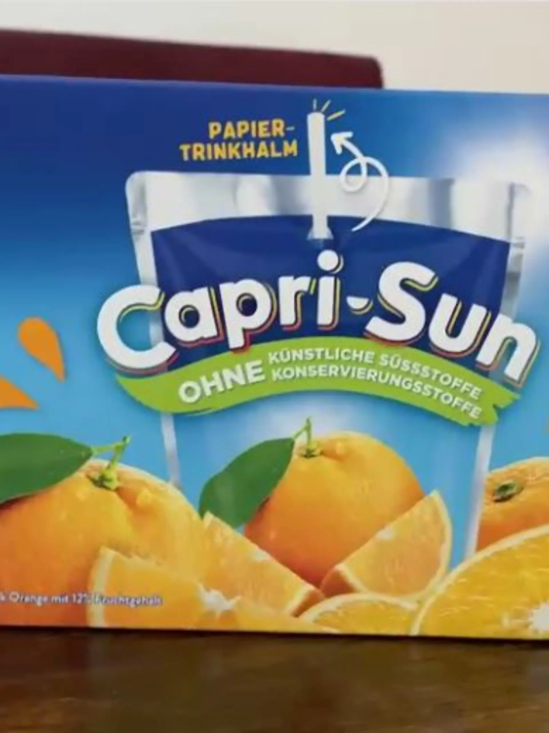 Eine Capri-Sun-Packung auf einem Tisch. 