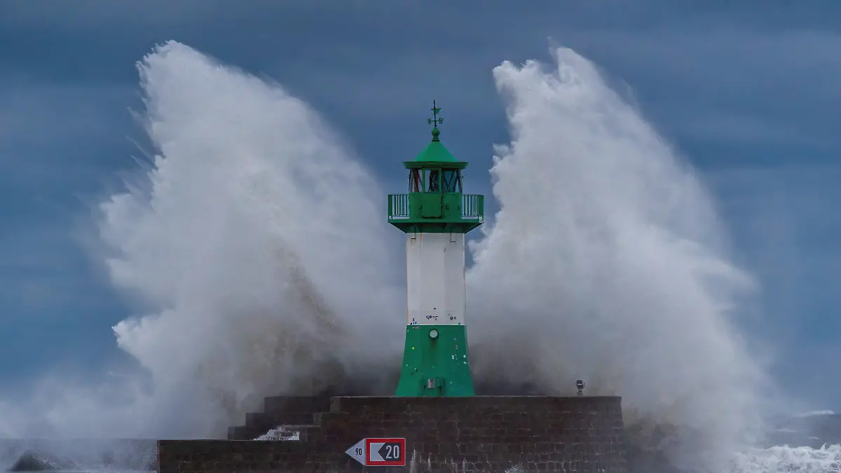 dpatopbilder - 20.10.2023, Mecklenburg-Vorpommern, Sassnitz: Wellen der Ostsee peitschen bei einem schweren Sturmtief an den Leuchtturm auf der Ostmole. Wegen des Sturmtiefs sind an der Ostseeküste Straßen und Uferbereiche vom Hochwasser überschwemmt worden. Für den weiteren Verlauf des Tages wird im Norden eine schwere Sturmflut erwartet. Foto: Georg Moritz/dpa +++ dpa-Bildfunk +++