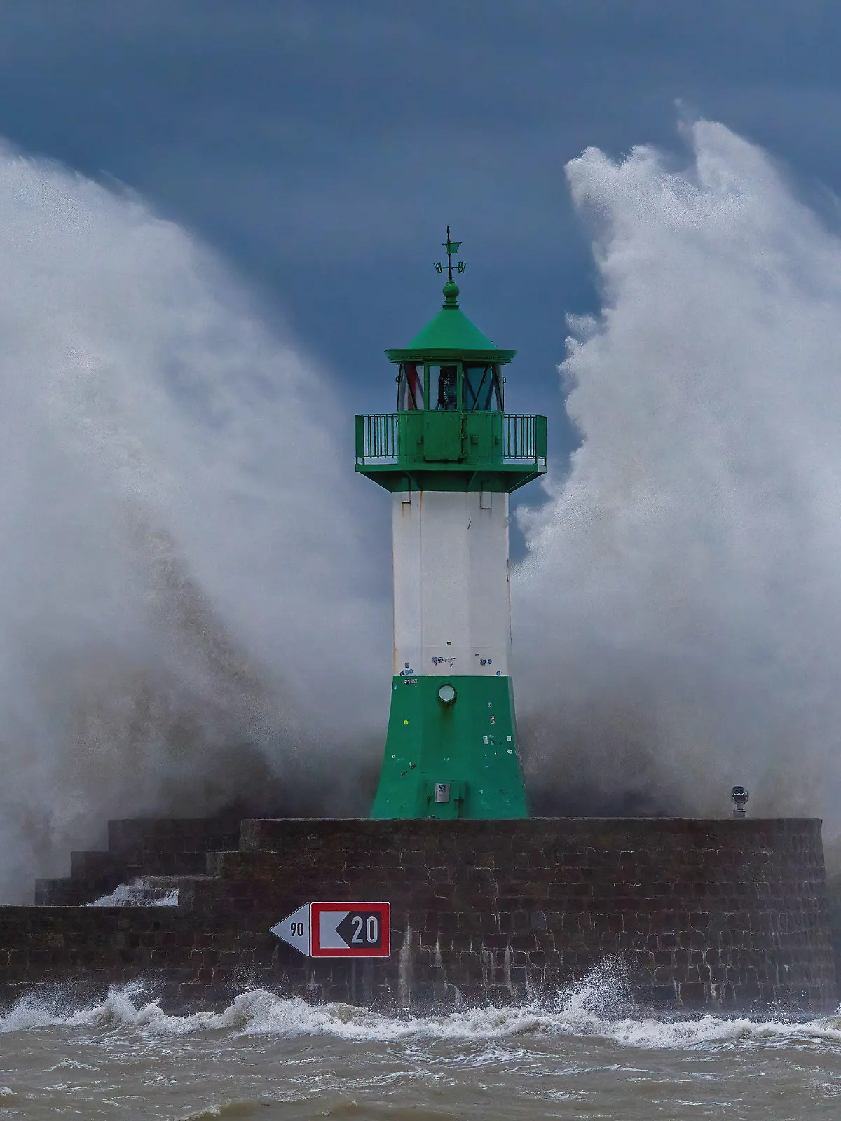 dpatopbilder - 20.10.2023, Mecklenburg-Vorpommern, Sassnitz: Wellen der Ostsee peitschen bei einem schweren Sturmtief an den Leuchtturm auf der Ostmole. Wegen des Sturmtiefs sind an der Ostseeküste Straßen und Uferbereiche vom Hochwasser überschwemmt worden. Für den weiteren Verlauf des Tages wird im Norden eine schwere Sturmflut erwartet. Foto: Georg Moritz/dpa +++ dpa-Bildfunk +++
