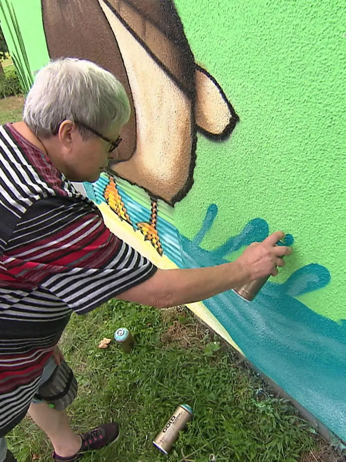 Bild zu: "Sie nimmt die Spraydose zur Hand! Margot (74) ist Graffiti-Seniorin"