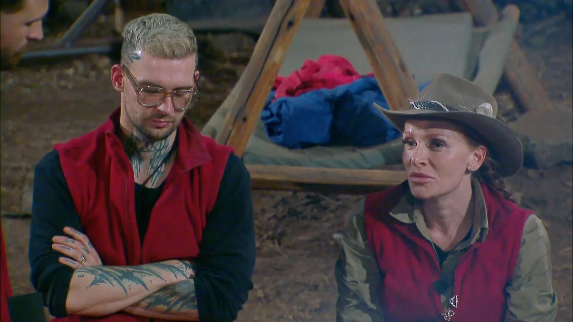 Eric Stehfest und Georgina Fleur im Legenden-Dschungel am Lagerfeuer.